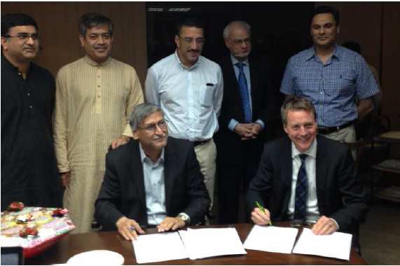Signing the contract for Hub in Pakistan: CFO Dr. Arif Bashir, Mr. Raza Mansha, Mr. Abdul Aleem Khan, Mr. Fahrland, Mr. Masarrat H. Siddiqi (left to right)